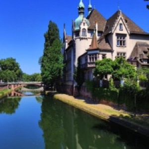 Strasbourg avec son ciel bleu et ses 1682917 degrés en été 🤩.#strasbourg #france #city